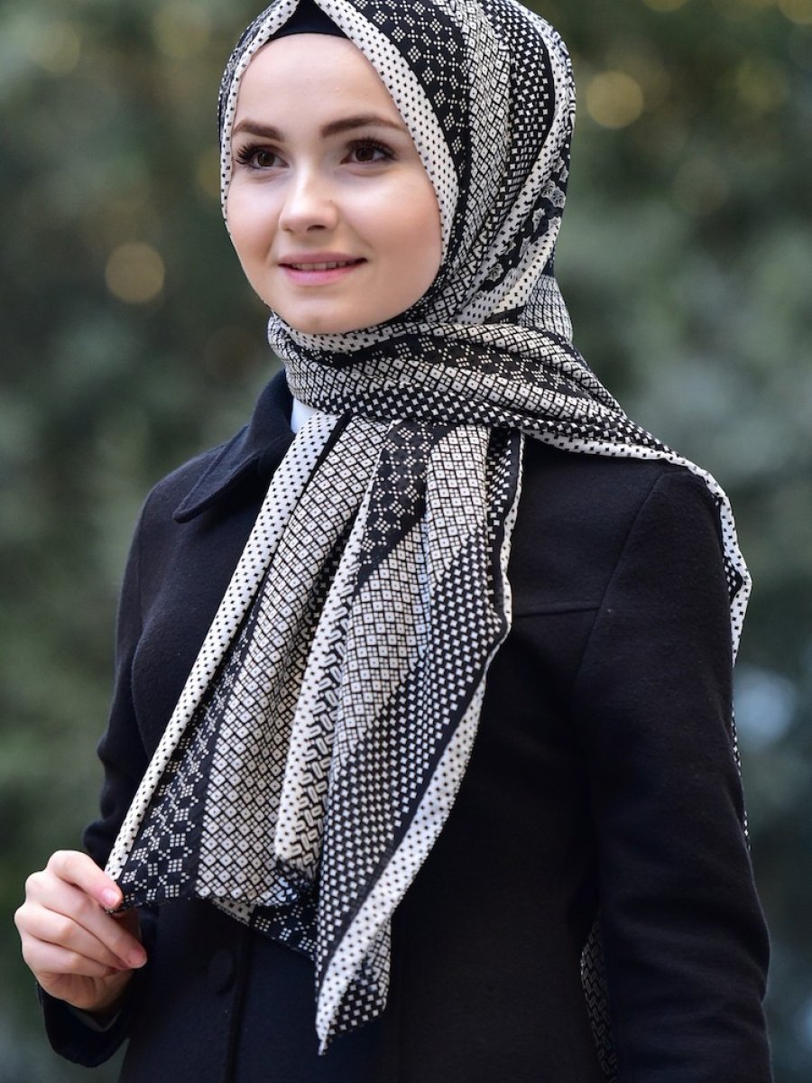 Sefamerve Çapraz Bone Hediyeli Geometrik Desenli Şifon Siyah Şal