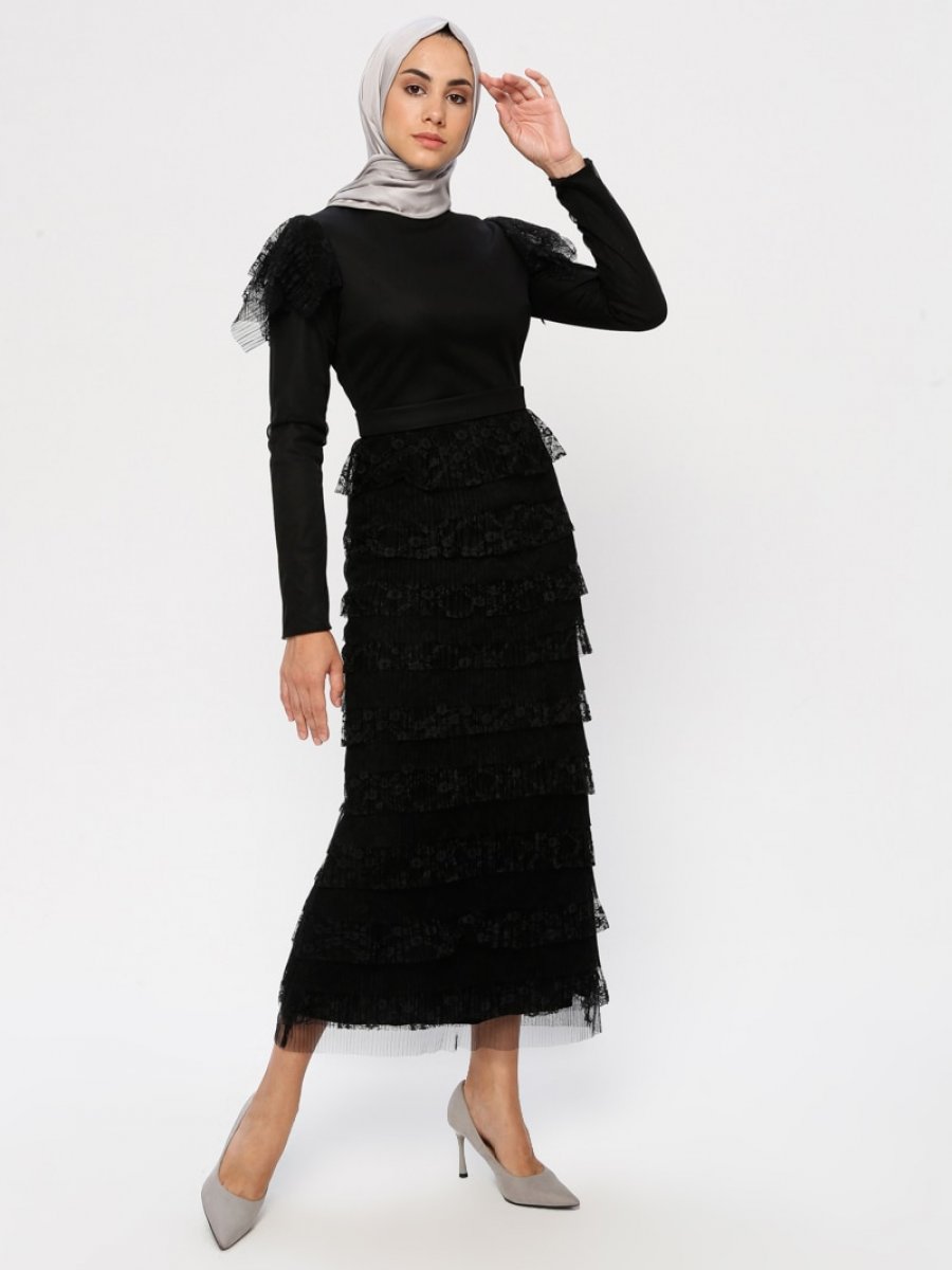 Puane Dantel Detaylı Fırfırlı Siyah Elbise